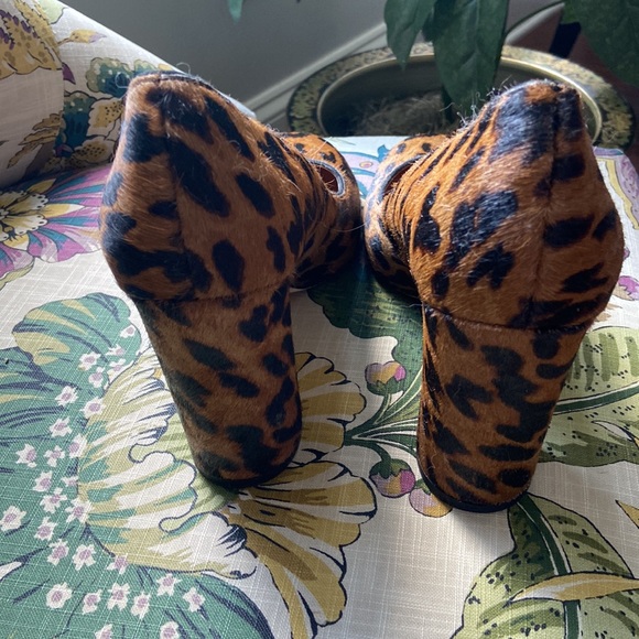 J McLaughlin leopard pumps: sz 8.5. Toe to heel: 9 inches. - Picture 2 of 4